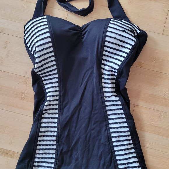 Seafolly Women's Active Lace-Up Halter One Piece Swimsuit - Side Ring Detail With Soft Cups